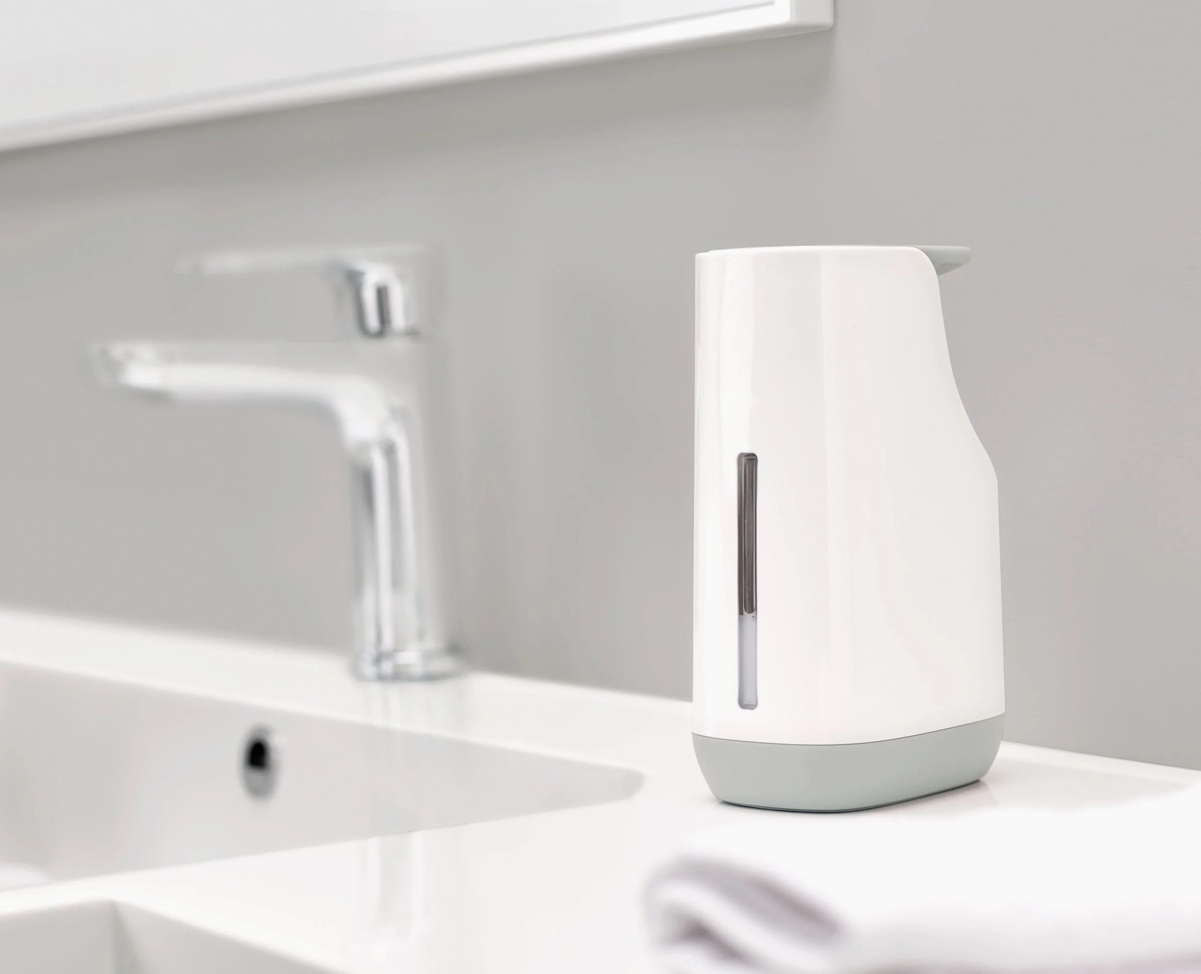 Distributeur de Savon Liquide Gris Slim™ - Image 6