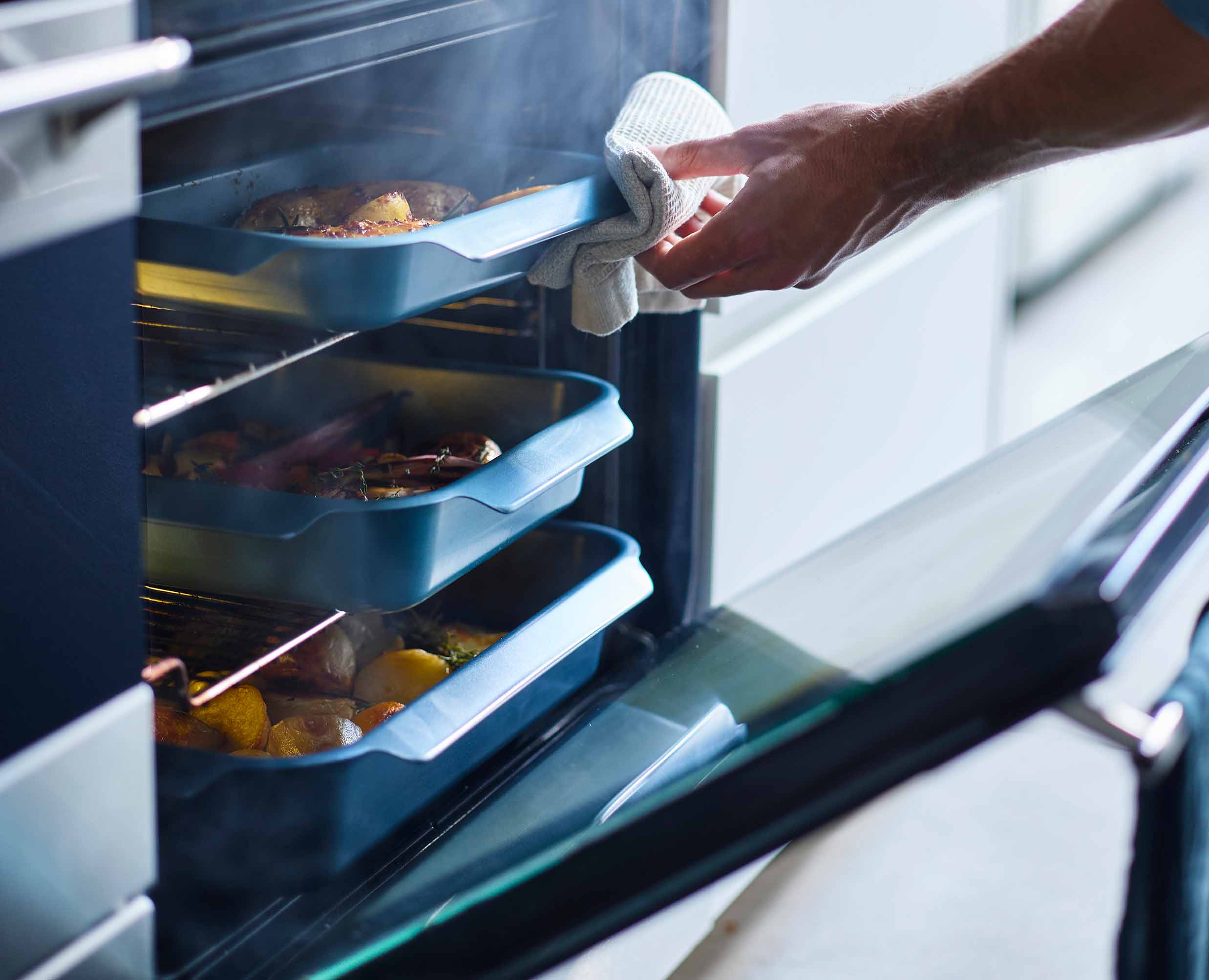Ensemble de 3 plats à rôtir bleus Nest™ Oven - Image 4
