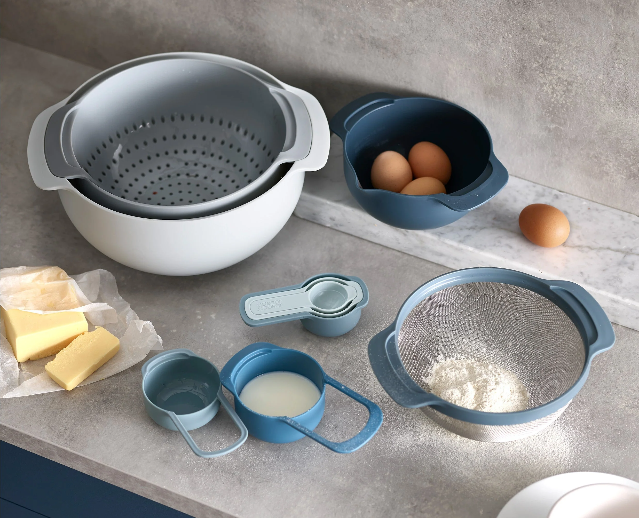 Lot de 9 Bols Nest™ 9 Plus, Rouleau à Pâtisserie PrecisionPin™ & Fouet Twist™ en Bleu - Image 4