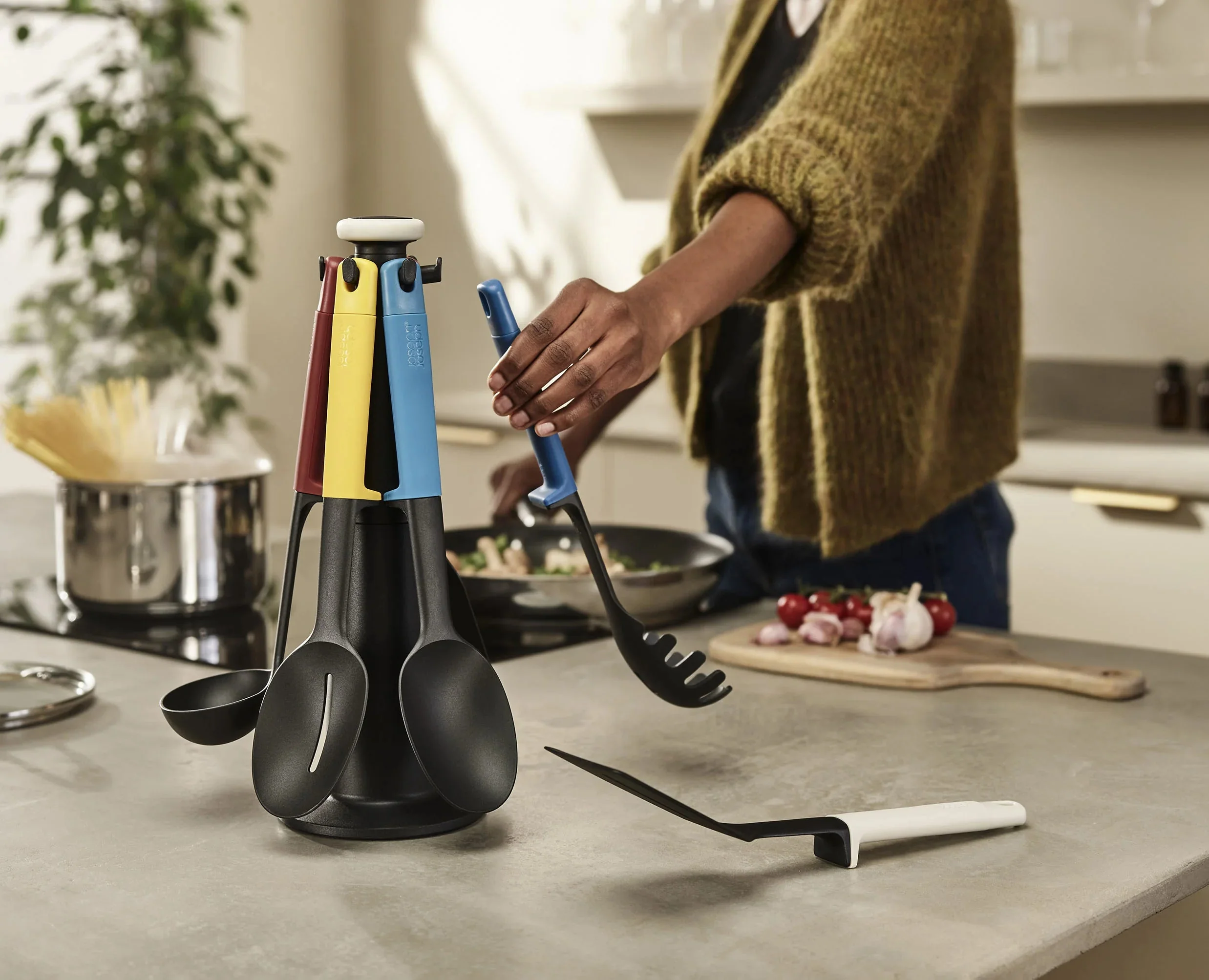 Carrousel de 6 Ustensiles de Cuisine Multicolore Elevate™ - Image 3