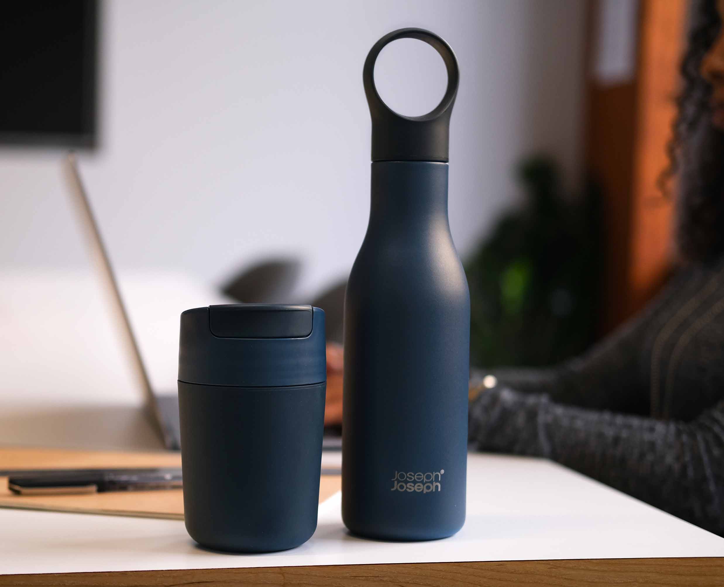 Set de Mug Réutilisable Sipp™ et Gourde Isotherme en Inox Loop™ Bleus - Image 3