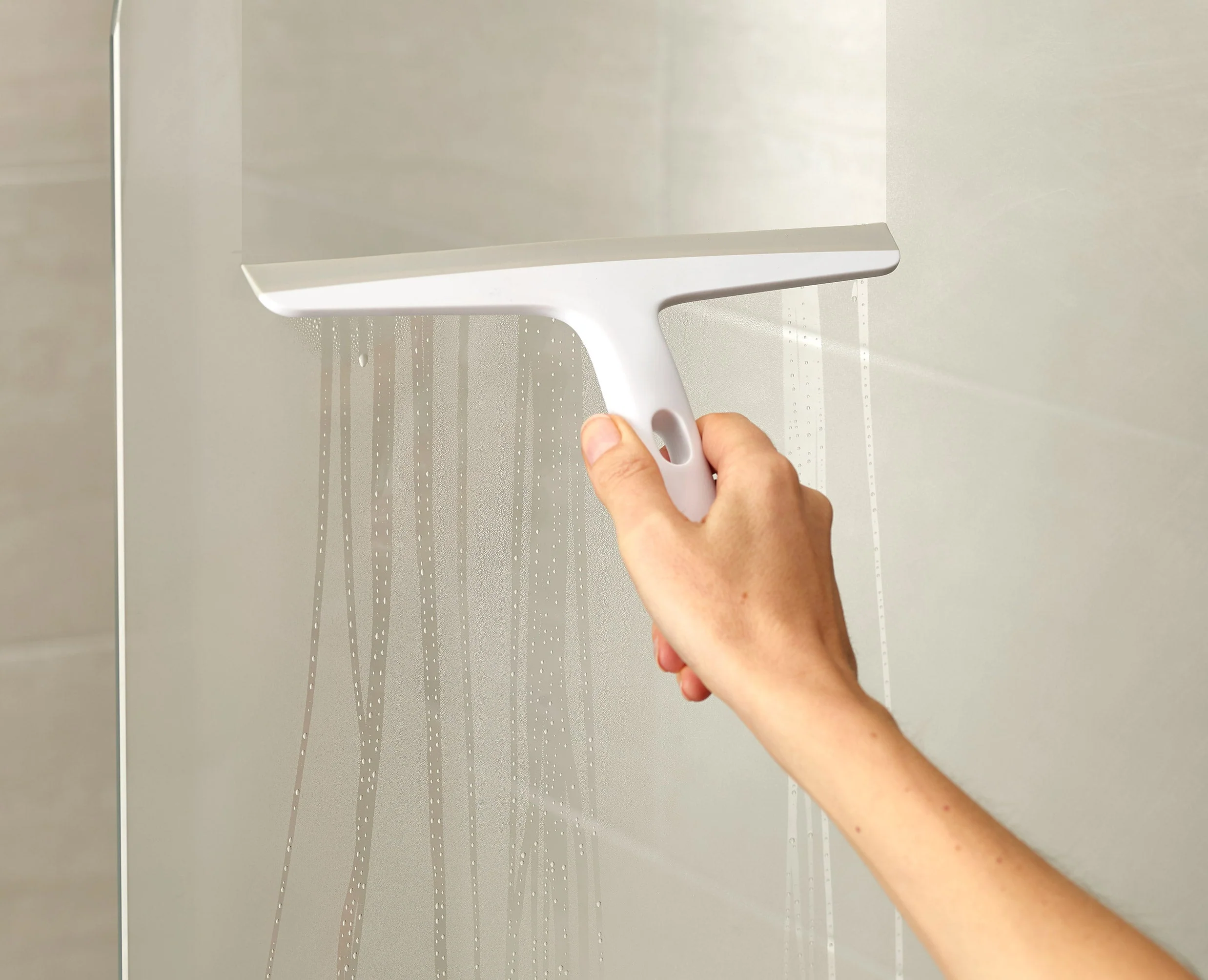 Lot de 2 Raclettes de Douche Grises Claires avec Crochet EasyStore™ - Image 5