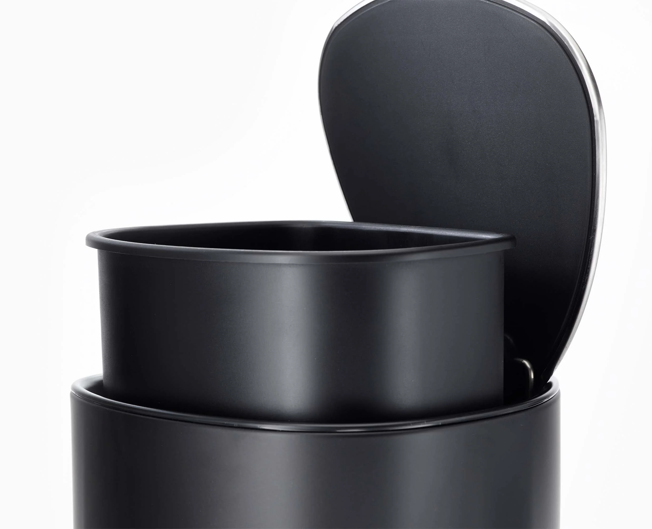 Poubelle Salle de Bain Noire à Pédale 5L EasyStore™ - Image 4
