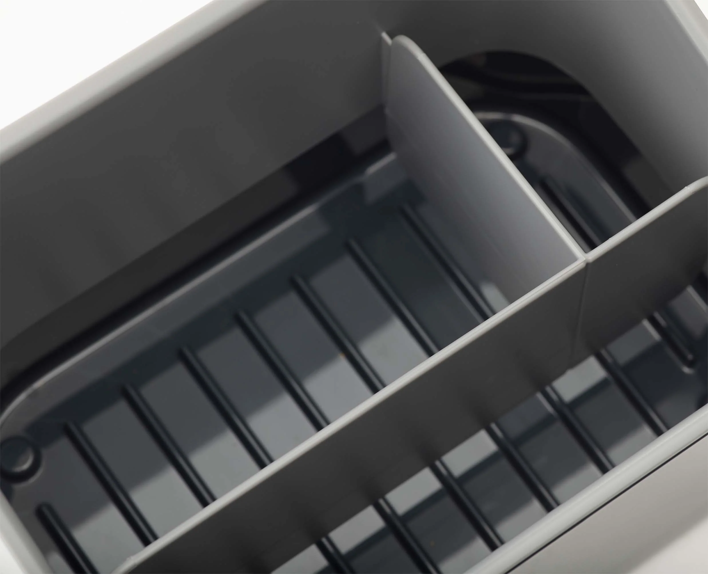 Rangement à niveaux pour évier SinkStore™ gris - Image 5